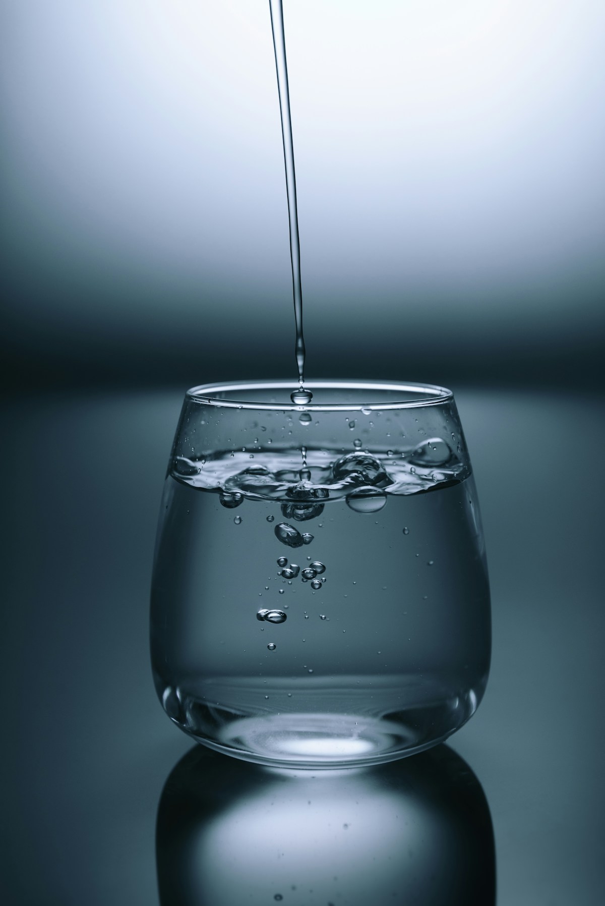 Vaso de agua con hidratación diaria recomendada por peso y edad