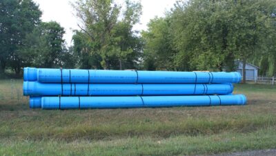 Tubería de PVC para acometida de agua, del tipo usado para conectar un terreno urbano a la red general