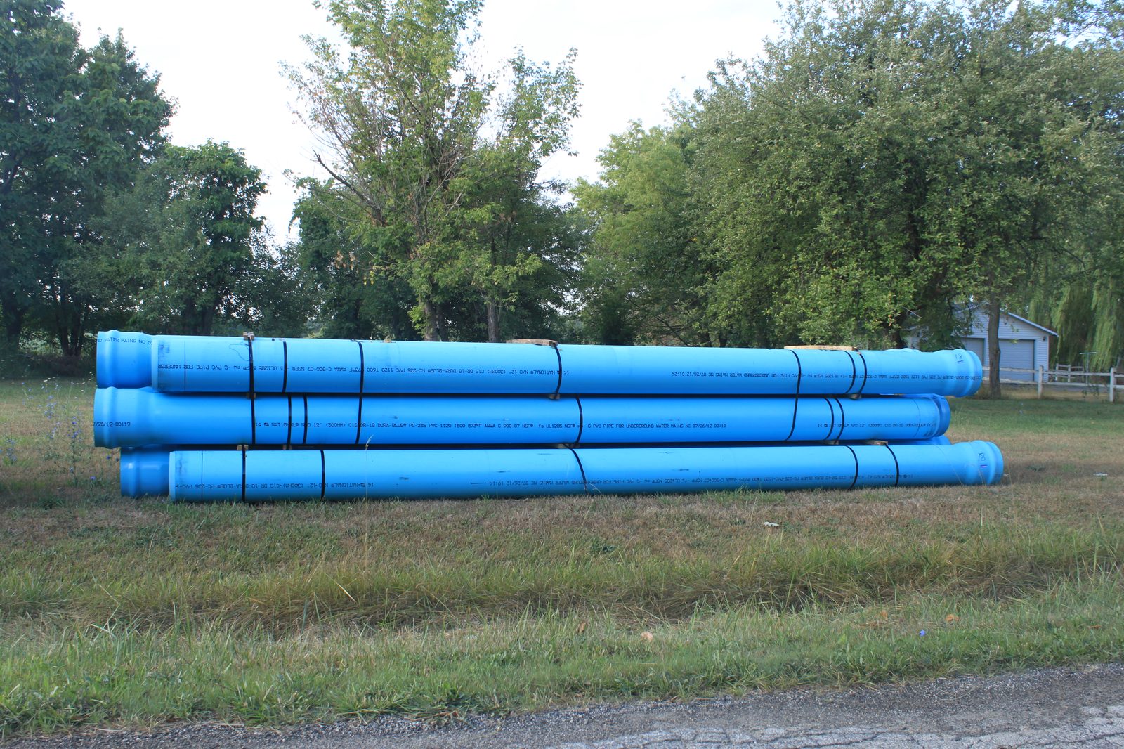 Tubería de PVC para acometida de agua, del tipo usado para conectar un terreno urbano a la red general