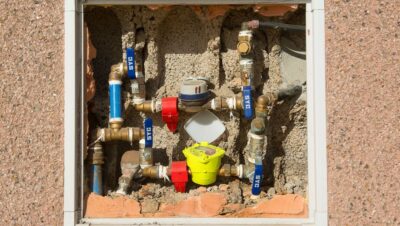 Instalación de contador de agua individual en pared de obra