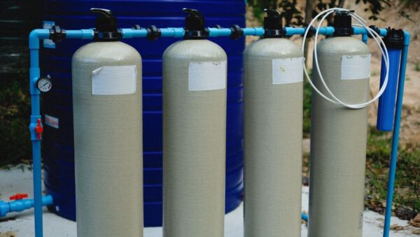 Tanques de un sistema de tratamiento de agua con filtro y manómetro, similares a los que usa un descalcificador o un equipo de ósmosis inversa