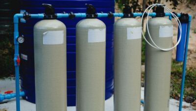 Depósitos de un sistema de tratamiento de agua con tuberías, similar a una instalación de descalcificación