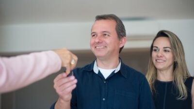 Pareja recibiendo las llaves al comprar una vivienda de segunda mano