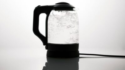Hervidor eléctrico hirviendo agua, un electrodoméstico afectado por la cal en zonas de agua dura