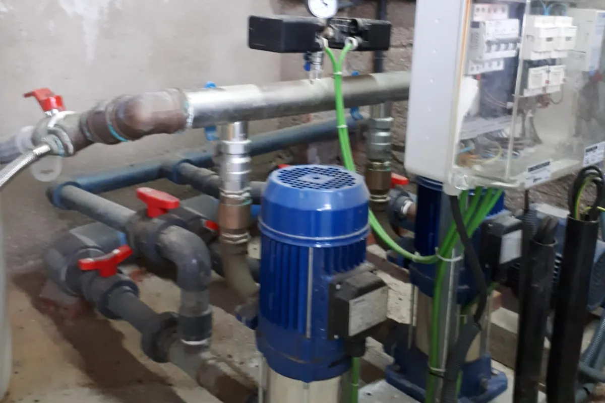 Grupo de bombeo con motor vertical y colector en una instalación de agua