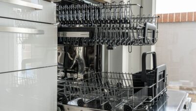Lavavajillas abierto y vacío en una cocina luminosa