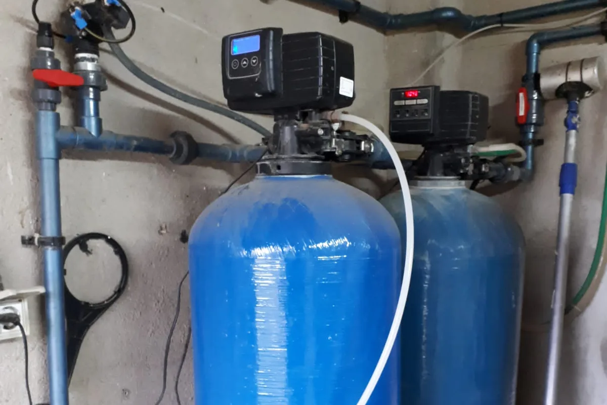 Dos descalcificadores de agua con cabezal digital en una instalación de tratamiento