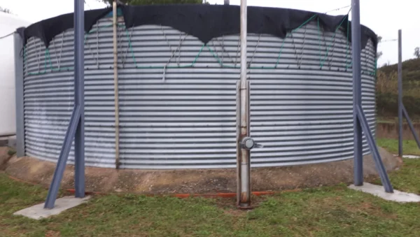 Depósito cilíndrico de chapa ondulada para almacenar agua