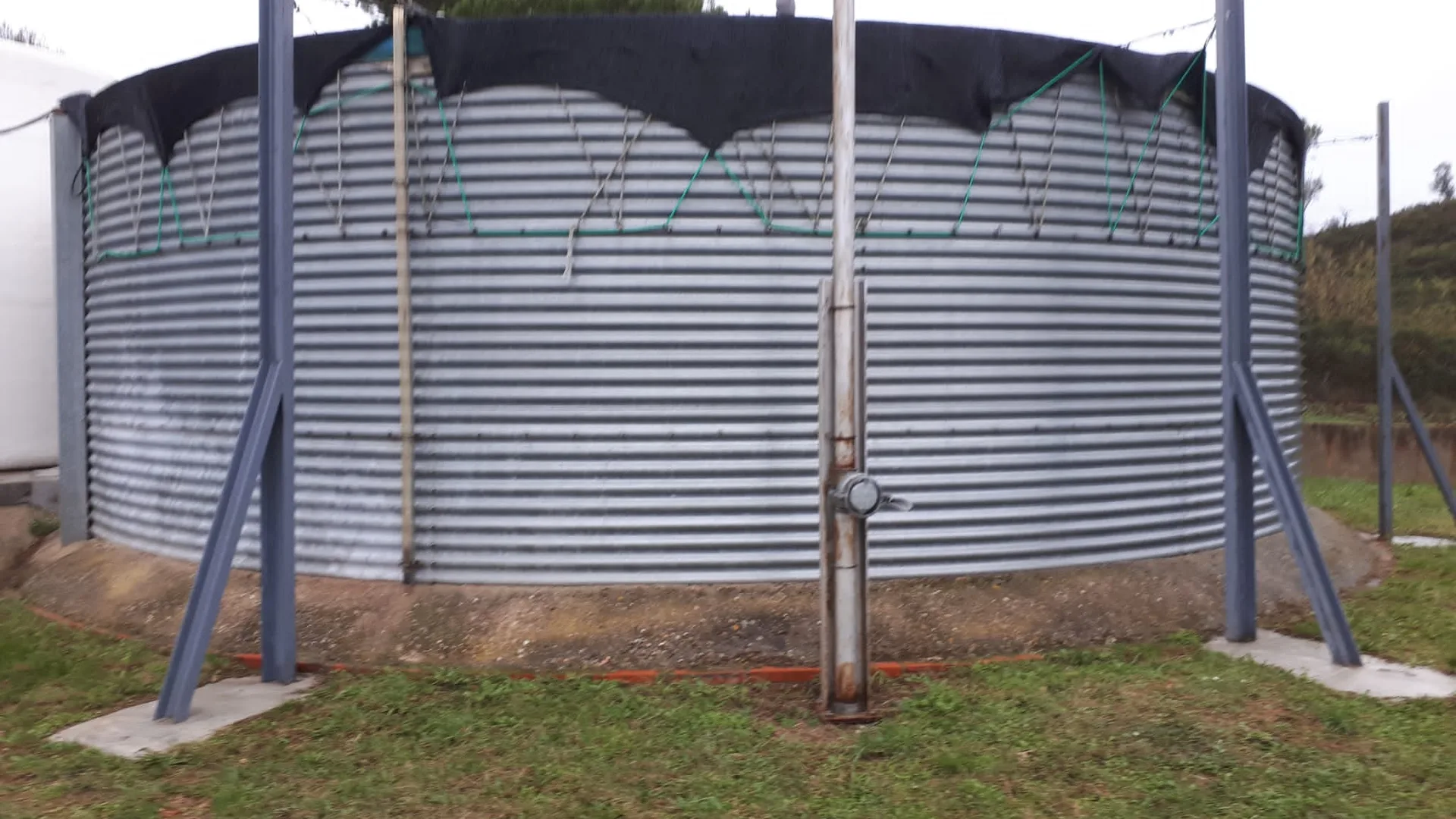 Depósito cilíndrico de chapa ondulada para almacenar agua