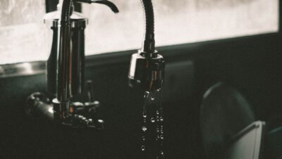 Grifo de cocina con gotas de agua cayendo, agua blanda sin cal