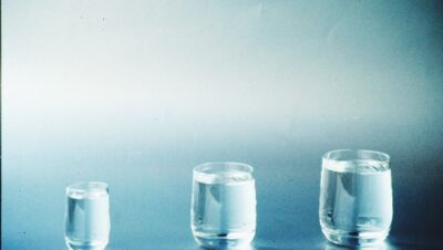 Tres vasos de cristal con agua transparente, representando agua blanda y de buena calidad