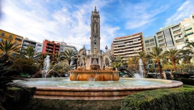 Fuente de la plaza de los Luceros en Alicante, con chorros de agua y palmeras