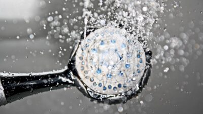 Cabezal de ducha con gotas de agua cayendo