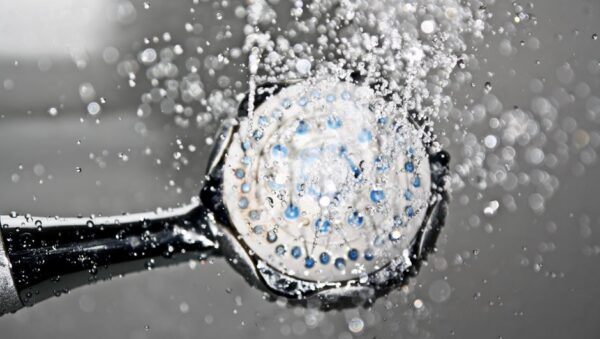 Cabezal de ducha con gotas de agua cayendo