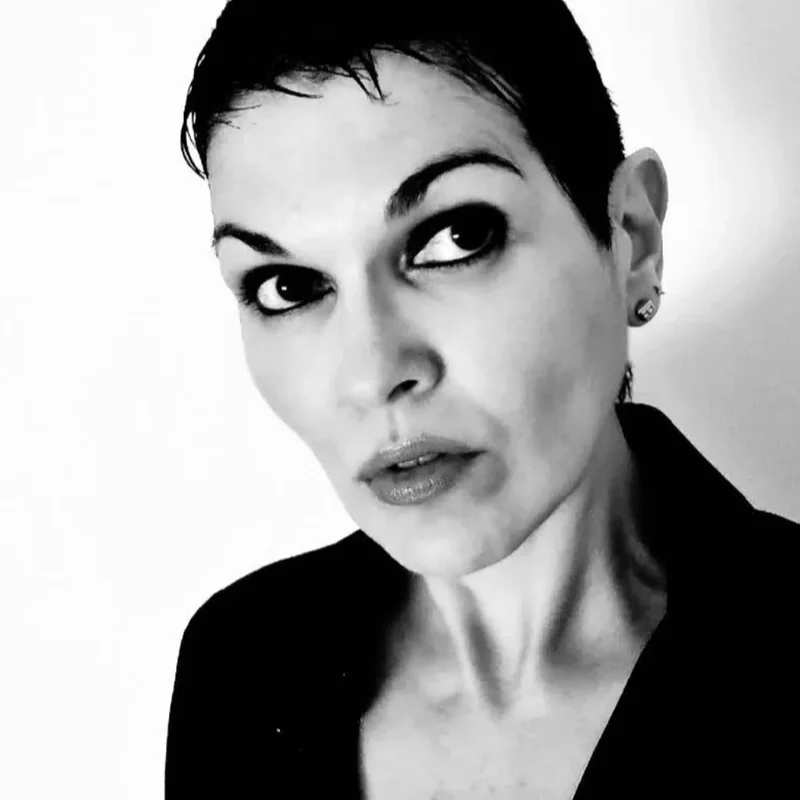 Retrato en blanco y negro de Mònica Abella, directora ejecutiva de Diparsa